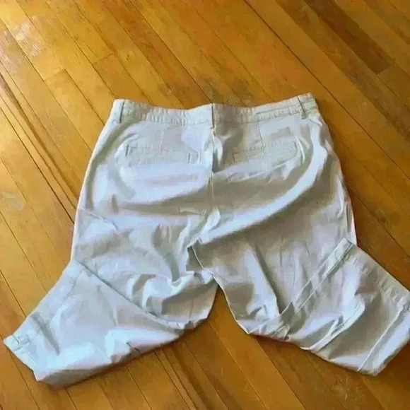 Gloria Vanderbilt Capri Pants - Picture 2 of 5